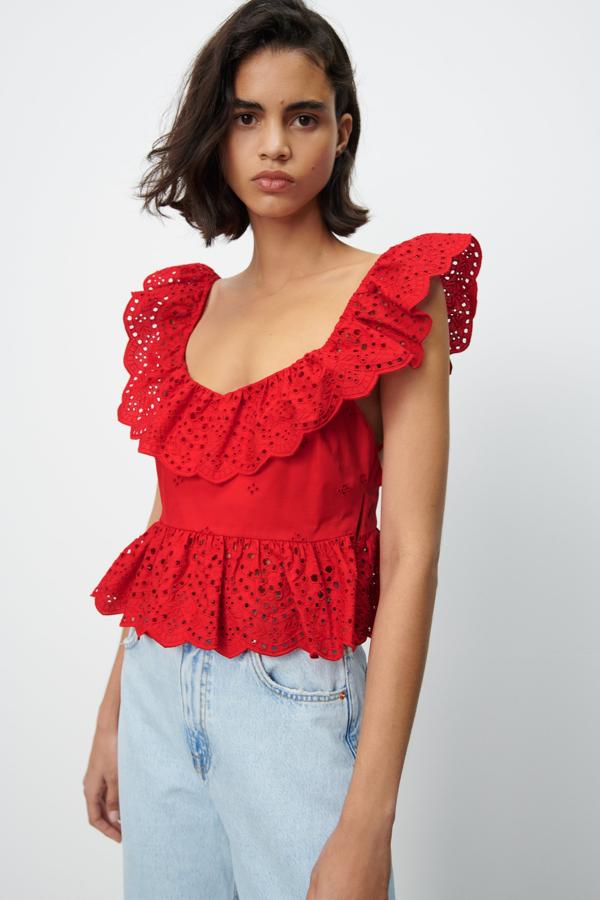 Top de color rojo con calados de Zara (25,99 euros)