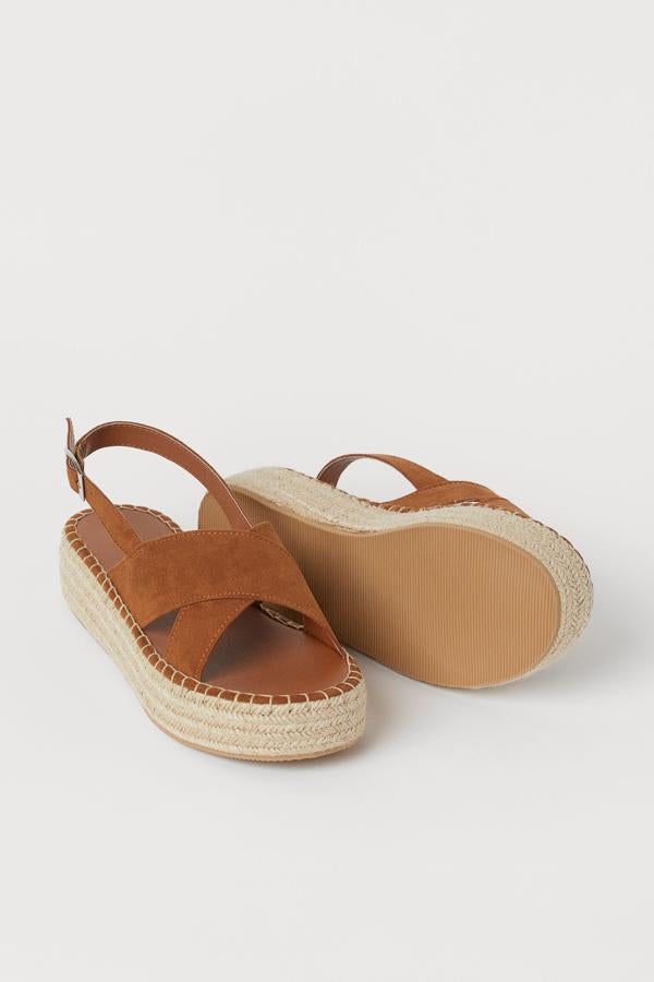 Disponible en marrón, negro o color crema, estas alpargatas de ante sintético con tiras anchas cruzadas y con plataforma baja son de H&M y tienen un precio de 24,99 euros.