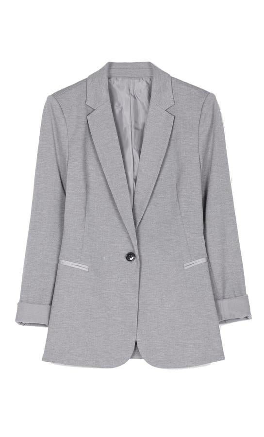 Disponible en gris o en negro, esta blazer con cuello y bolsillos frontales cuenta con cierre delantero de botón y tiene un precio de 29,99 euros. Es de Stradivarius.