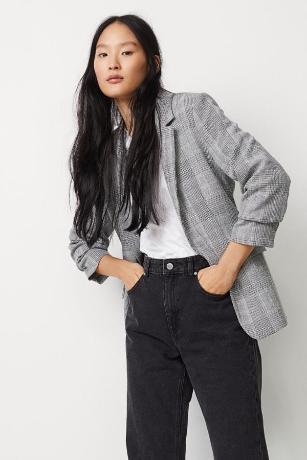 Esta americana entallada con manga tres cuartos está disponible con estampado de cuadros en color gris o en blanco liso. Es de H&M y tiene un precio de 39,99 euros.