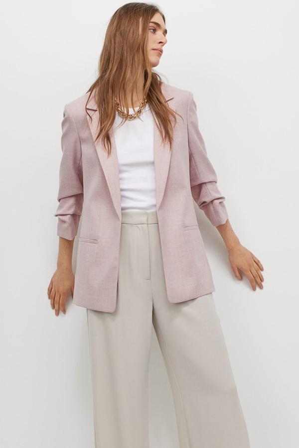 Disponible en rosa o en negro, H&M nos propone esta americana de corte recto sin cierre con mangas tres cuartos recogidas y con un precio de 39,99 euros.