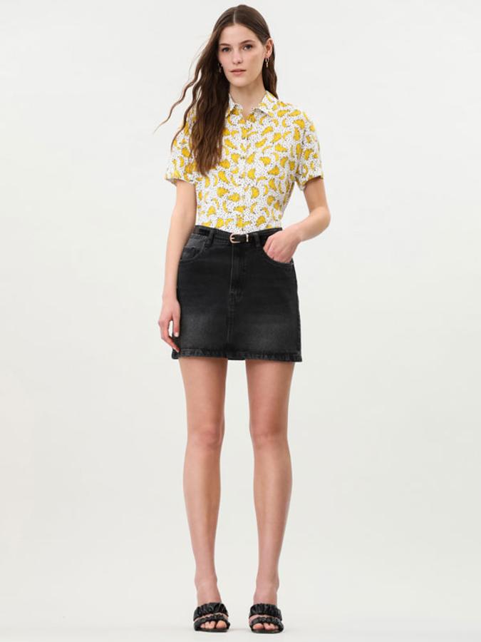 Blusa de algodón de manga corta con cuello camisero y estampado de plátanos, de Lefties (7,99 €).