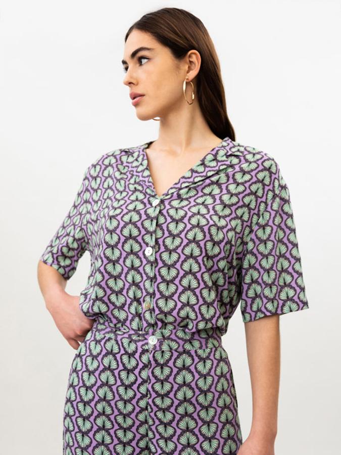 Blusa de algodón de manga corta con cuello camisero y estampado marino, de Lefties (9,99 €).