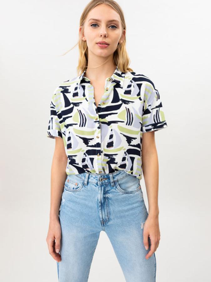 Blusa de algodón de manga corta con estampado geométrico, de Lefties (7,99 €).