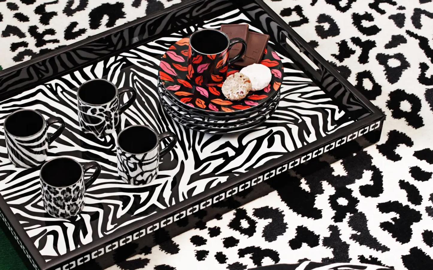 Las vajillas de Diane von Furstenberg x H&M Home juegan con los atrevidos y característicos estampados y colores seña de identidad de la diseñadora. El pack de 4 tazas cuesta 24.99 euros, u el set de 4 platos de porcelana, 29.99 euros.