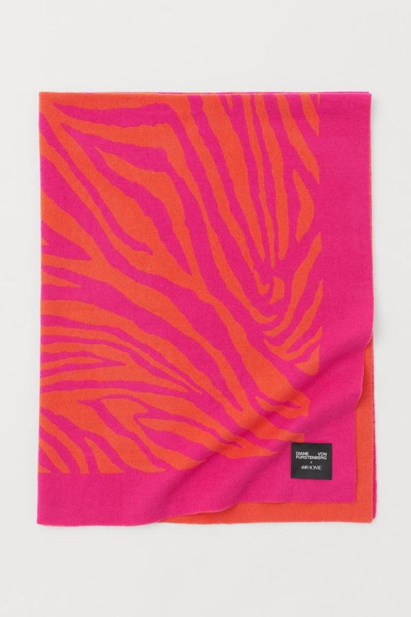 Y esta colorida manta con estampado animal print en jacquard de la colección deco de Diane Furstenberg x H&M Home, 149 euros.