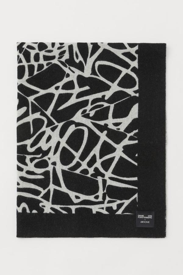 Esta manta de jacquard estampada y reversible de la colección deco de Diane Furstenberg x H&M Home cuesta 149 euros.