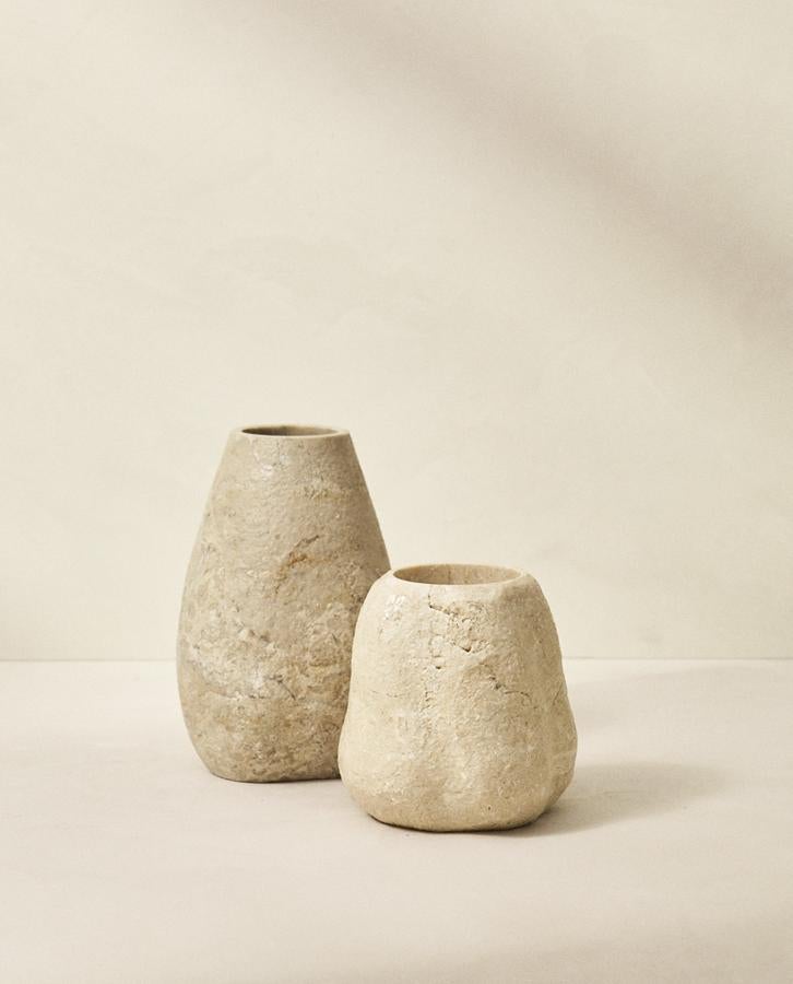 Disponible en dos tamaños, este jarrón piedra en color natural tiene un precio de 39,99 euros o de 49,99 euros.