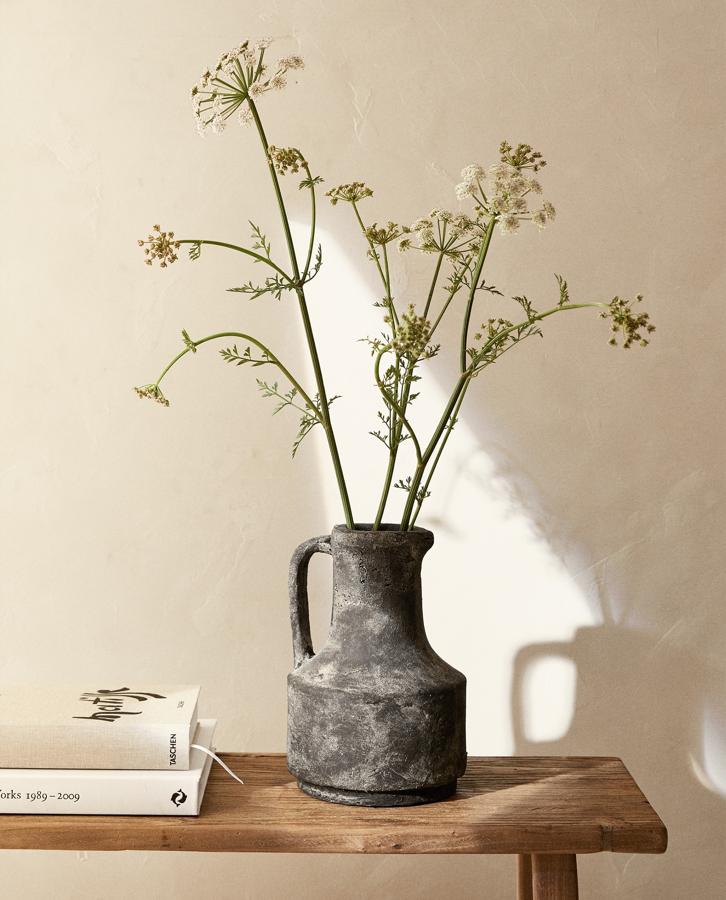 En terracota de color negro, este jarrón tipo vasija con asa tiene unas medidas de 25x17x17 y un precio de 29,99 euros.