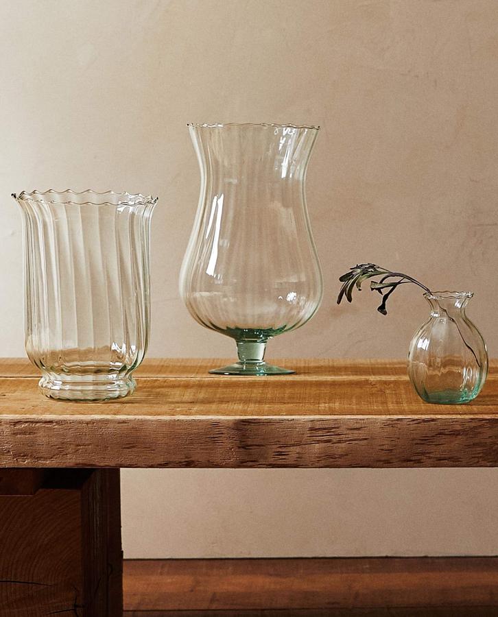 Disponible en varios tamaños y modelos, estos jarrones de vidrio soplado tienen un precio de entre 5,99 euros y 19,99 euros.