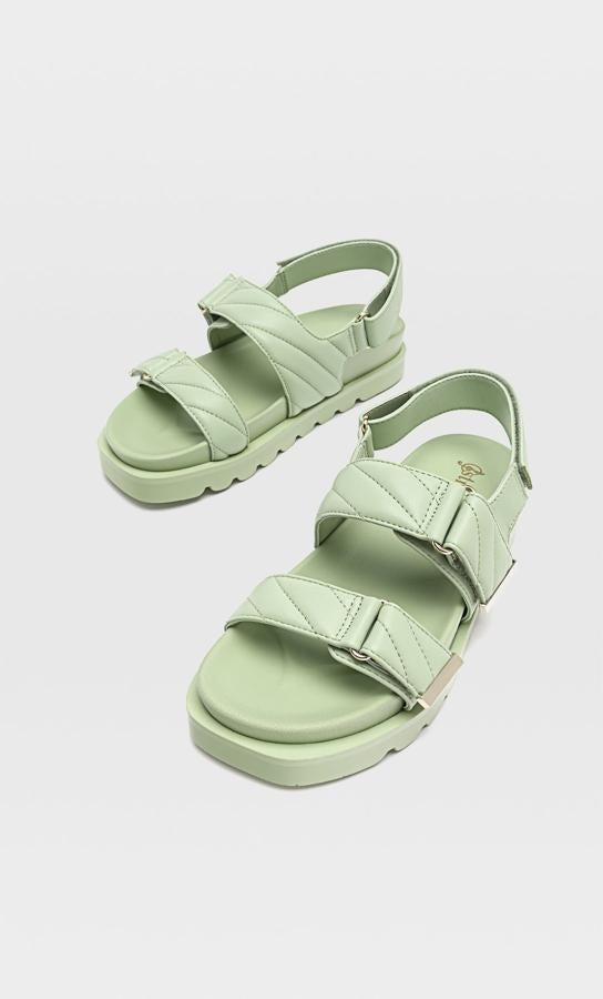 Disponibles en color verde menta o en crudo, estas sandalias planas con tiras acolchadas y suela dentada es de Stradivarius y tiene un precio de 25,99 euros.