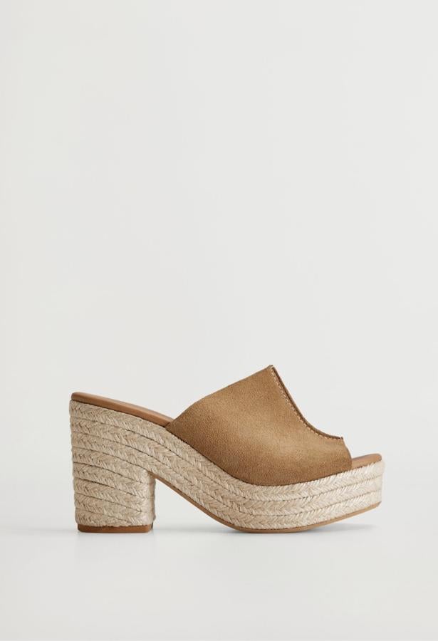 Esta sandalia destalonada de piel 100% bovino en color marrón claro cuenta con punta redondeada y plataforma. Con tacón ancho, es de Mango y tiene un precio de 49,99 euros.