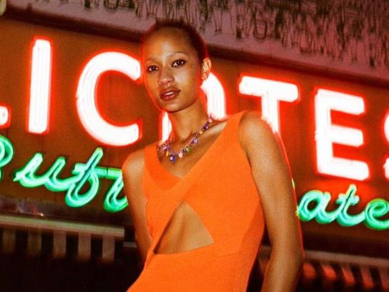 Lo que hace más atrevido a este vestido son sus aberturas. Pincha en la foto para descubrir cuáles son las sandalias con las que pudes combinar el vestido.