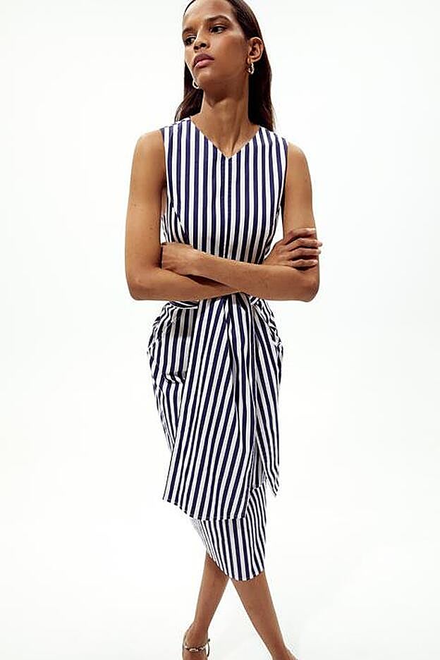 Este vestido de rayas verticales de Sfera nos ha enamorado porque estiliza la figura a más no poder y rejuvenece a partir de los 50