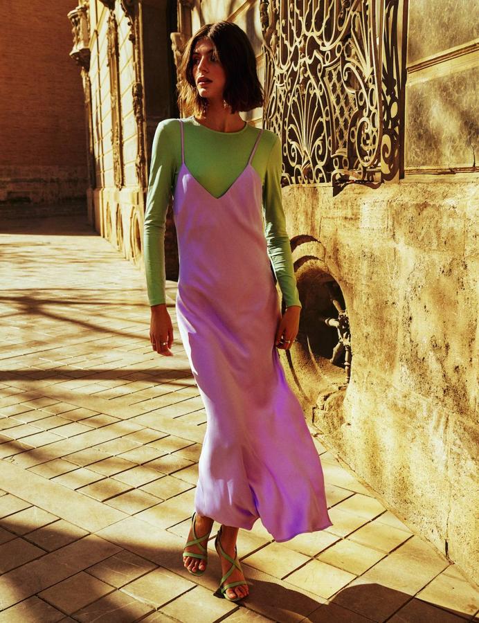 Vestido lencero de Etam; jersey de manga larga, de Sportmax; anillos de Aristocrazy; y sandalias de Úrsula Mascaró. Modelo: Nuria Rothschild (UNO Models). Maquillaje: José Belmonte (Cool). Peluquería: Cynthia de León (Cool). Asistente de fotografía: Dani Capa. Asistente de estilismo: Irache Rubial.