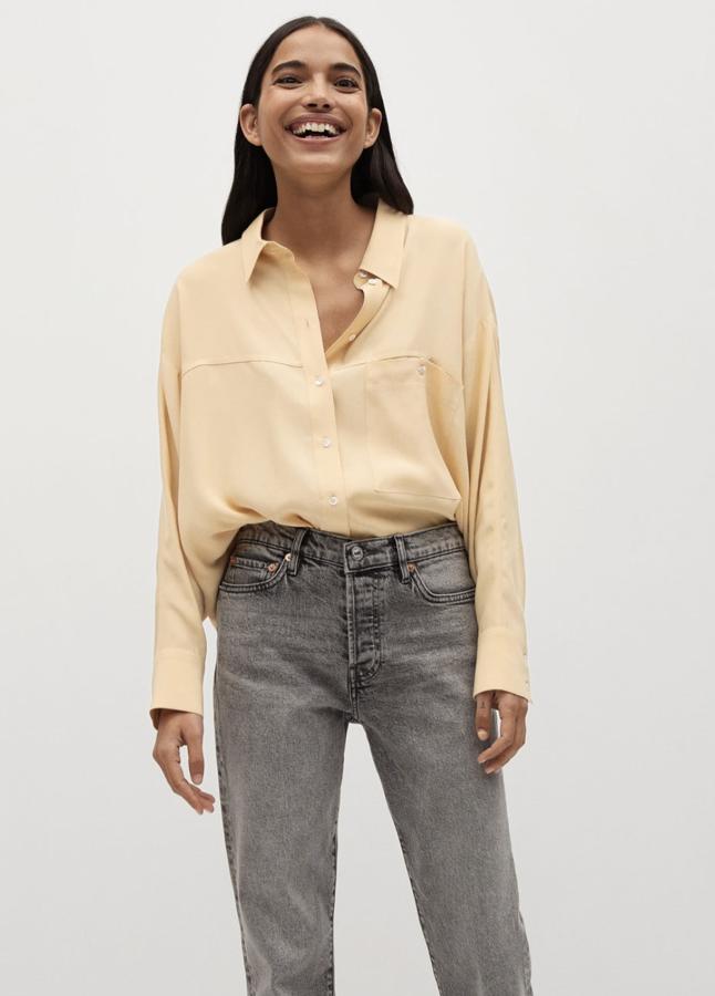 En color mostaza claro, esta camisa fluida con diseño oversize y cierre de botones en la parte delantera tiene un precio rebajado de 19,99 euros (antes 25,99 euros).