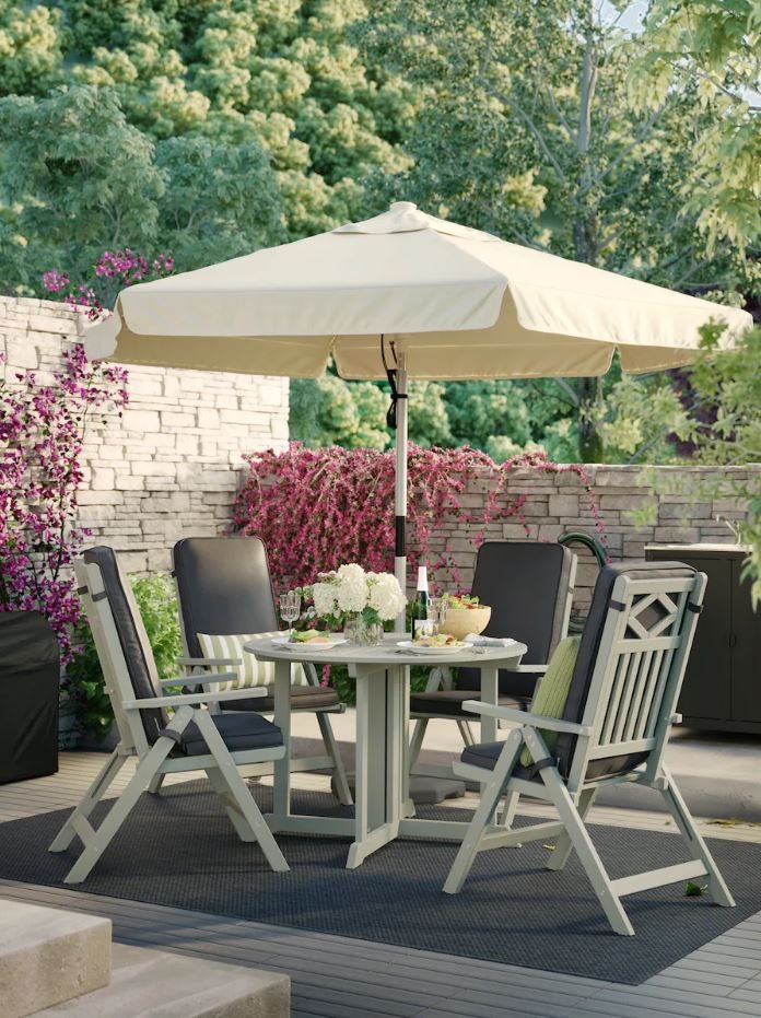 La comodidad es la clave para que las veladas se prolonguen en tu terraza. Este juego de mesa (149 euros), sillones reclinables (79 euros) y sombrilla (169 euros) de IKEA son perfectos para conseguirlo.