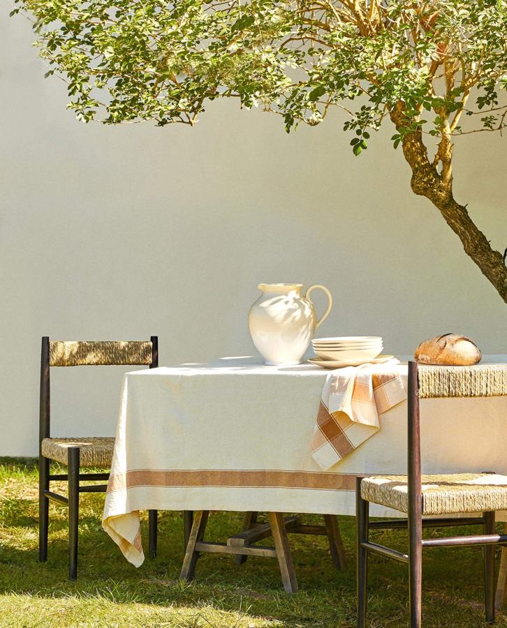 Zara Home nos propone un plan tan apetecible como un picnic al aire libre en nuestra terraza o jardín. Y para que quede digno de Pinterest, nada mejor que mantelerías y menaje bonitos. El mantel está disponible desde 19.99 euros, y los platos, de diferentes tamaños, desde 5.99 euros.