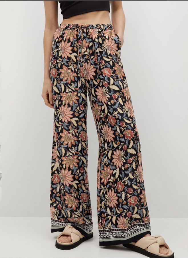 Con estampado floral, este pantalón recto en tejido fluido y de tiro alto cuenta con cintura elástica y tiene un precio de 19,99 euros (antes 29,99 euros).