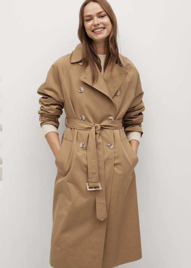 Disponible en beige o en tono piedra, este trench largo en tejido resistente al agua y cinturón desmontable tiene un precio de 49,99 euros (antes 79,99 euros).