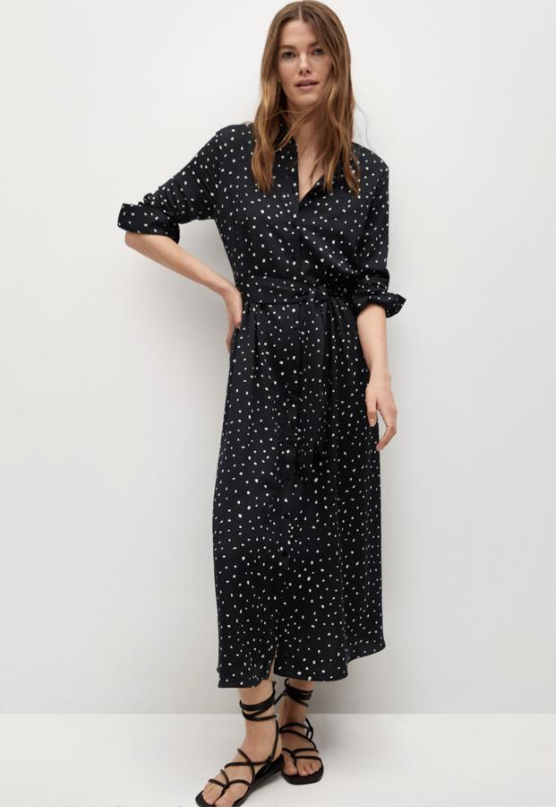 En tejido fluido, este vestido camisero de corte midi y de color negro cuenta con manga larga con puños abotonados y cinturón desmontable. Tiene un precio rebajado de 29,99 euros (antes 39,99 euros).