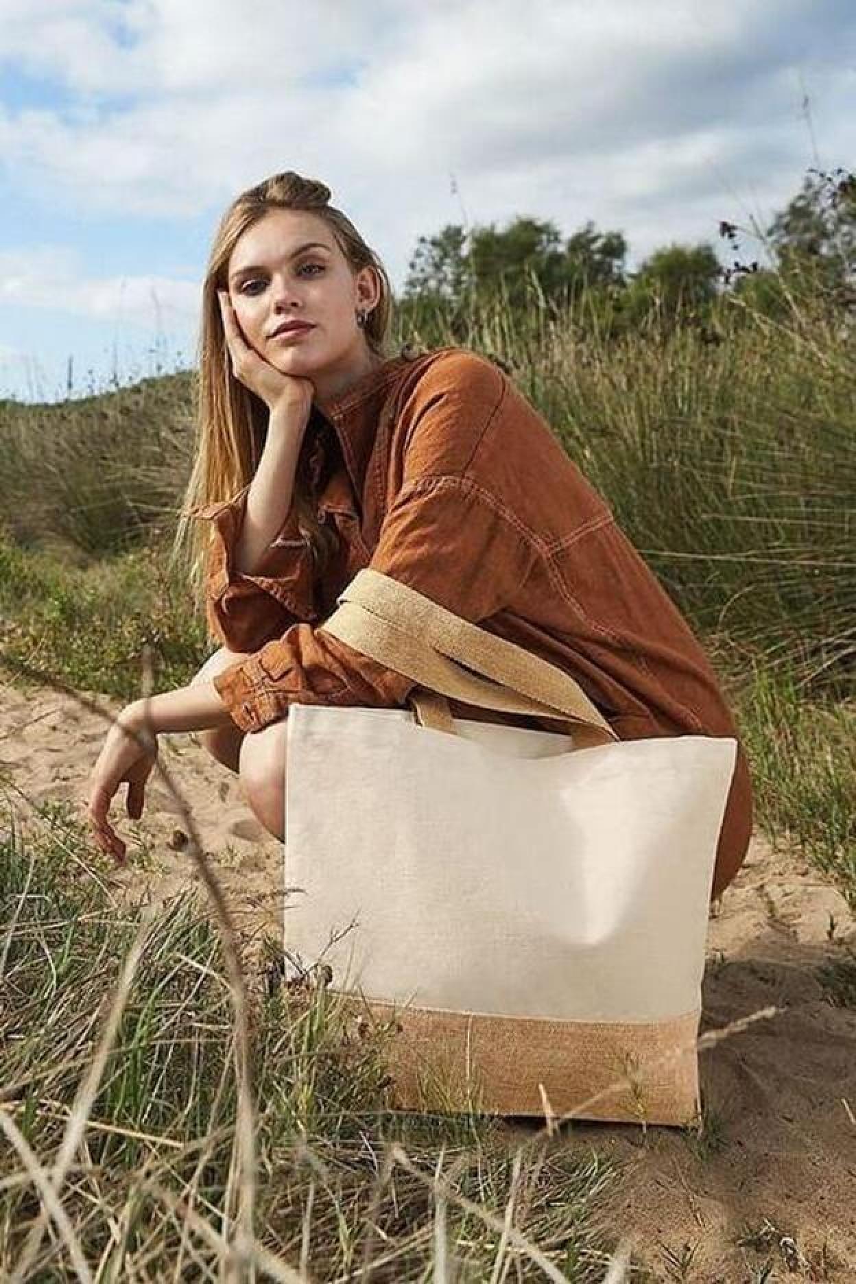 Pincha en la imagen para descubrir los bolsos de Primark en color pastel que necesitas para ser una candy girl esta primavera.