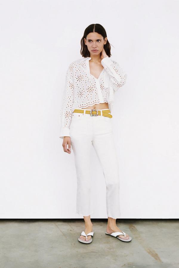 De pierna acampanada con bajo tobillero deshilachado, corte entallado y tiro alto, estos vaqueros blancos de Zara denominados Dreed Flare podemos encontrarlos entre las tallas 34 y 46 por 29,95 euros.