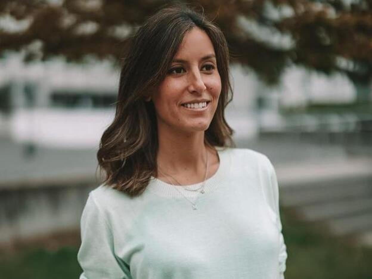 Mangas abullonadas, largos midi y colores ácidos: Pincha en la imagen para ver los vestidos más elegantes y favorecedores que vas a ponerte sin parar esta primavera.