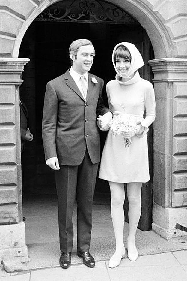 Audrey Hepburn emocionada en su boda con el psiquiatra Andrea Dotti, su segundo marido.