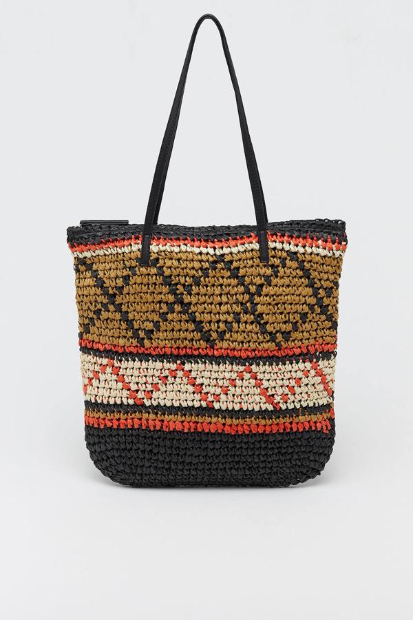 ¿Buscas color? En ese caso, opta por este bolso rústico estampado. Se trata de un shopper de rafia trenzado y con asa al hombro. El cierre es mediante cremallera y tiene un precio de 17,99 €.