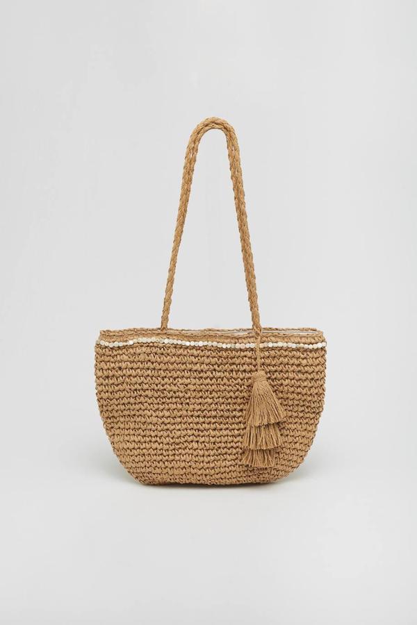 El bolso perfecto para combinar con unos vaqueros y unas deportivas es este de estilo rústico y detalle de piedras. Tiene doble asa para colgar al hombro y el cierre es mediante cremallera. Cuesta 17,99 €.