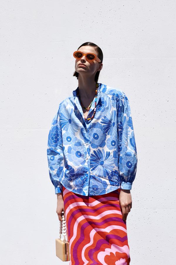 Blusa de manga larga con estampado de flores, de Zara (29,95 €).