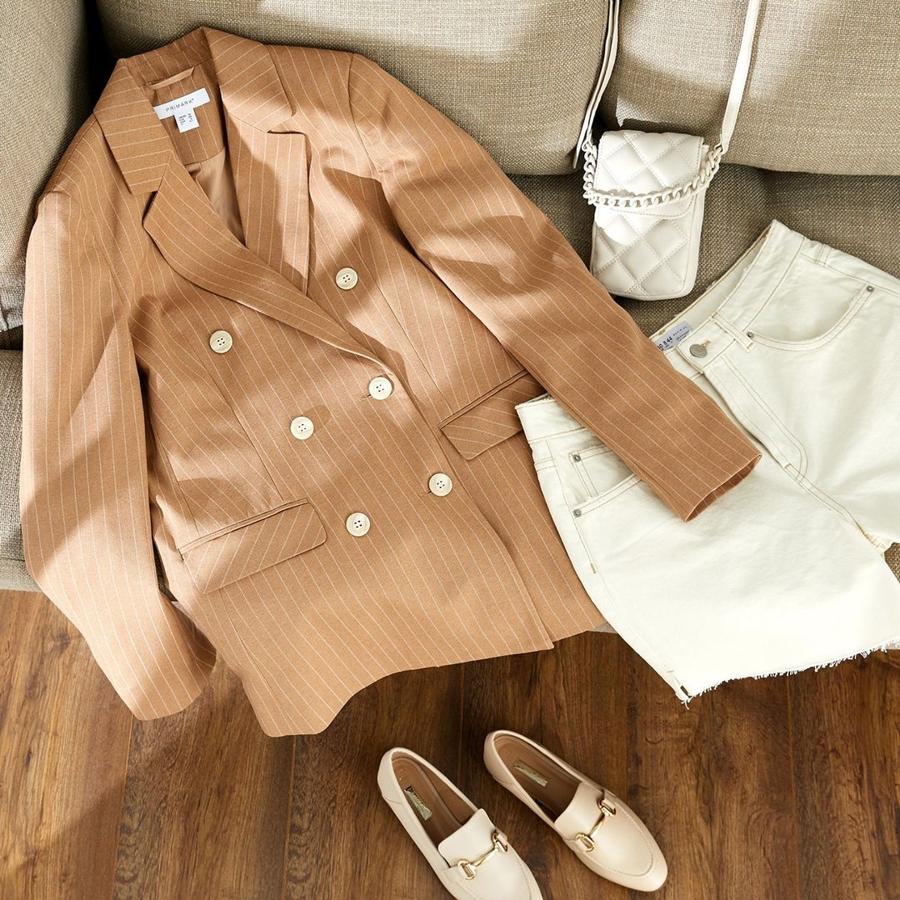 ¿Look working girl con bermudas vaqueras? Sí, si es como nos proponen desde Primark, con unos shorts denim en blanco, una blazer clásica (25 euros) y mocasiones.