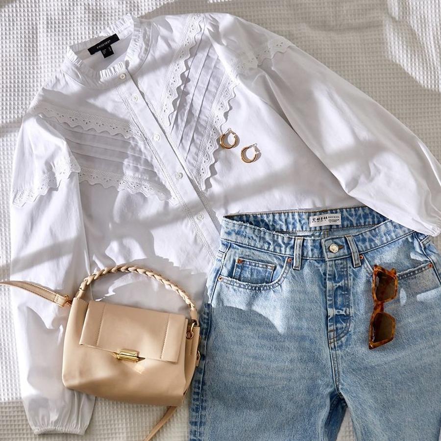 De este look con blusa blanca romántica (16 euros) y vaqueros mom de Primark  ya hemos hablado . Inmejorable.