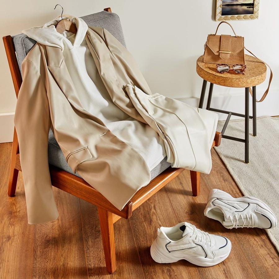 Esta temporada, los trajes se llevan en clave sporty, con sudadera y zapatillas. Este de Primark cuesta 18 euros la blazer, y 16 euros el pantalón.