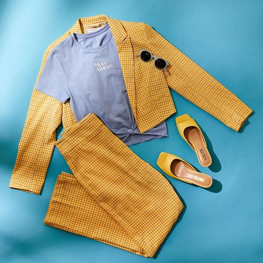 Puede que este sea uno de los trajes más especiales y de plena tendencia de la primavera. La blazer cropped de Primark cuesta 28 euros, y los pantalones, 16.