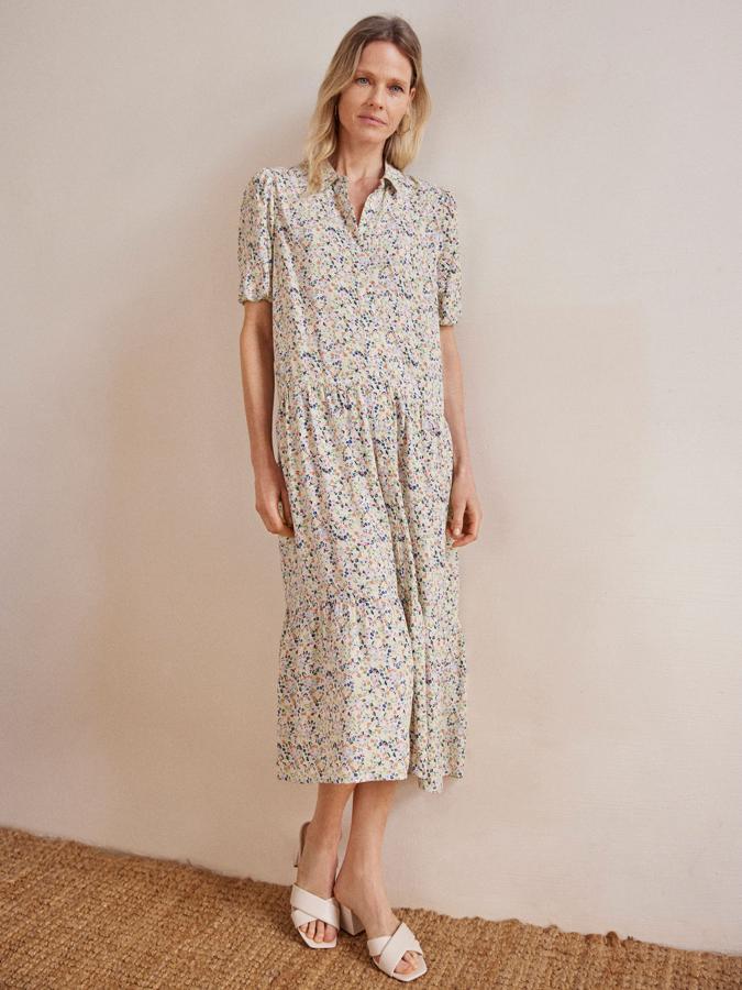 Este vestido midi camisero con estampado de flores, disponible en otros dos colores, cuesta 17.99 euros en Lefties.