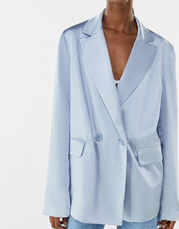 En azul celeste y confeccionada en tejido satinado, esta blazer de solapa amplia con muesca, bolsillos de solapa y cierre de botones a tono costaba 35,99 euros y ahora podemos encontrarla por 21,59 euros entre las tallas XS y L.