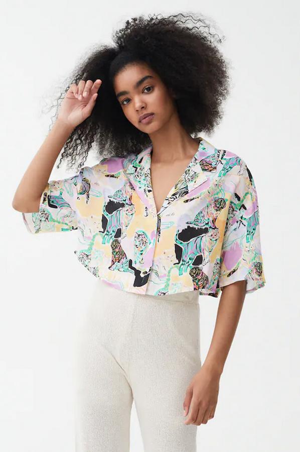Diseño cropped con estampado de tigres en tonos pastel y negros para esta camisa de cuello solapa y mangas cortas confeccionada en viscosa. Es de Pull&Bear y podemos encontrarla entre las tallas XS y XL por 17,99 euros.
