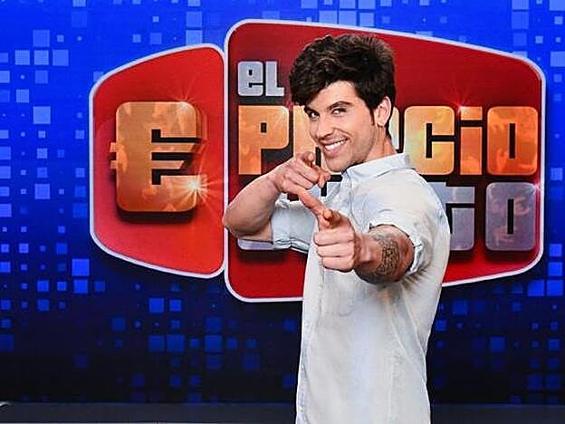 Una de las novedades del espacio es que a la ya consabida figura de las azafatas han añadido en esta ocasión la del azafato.