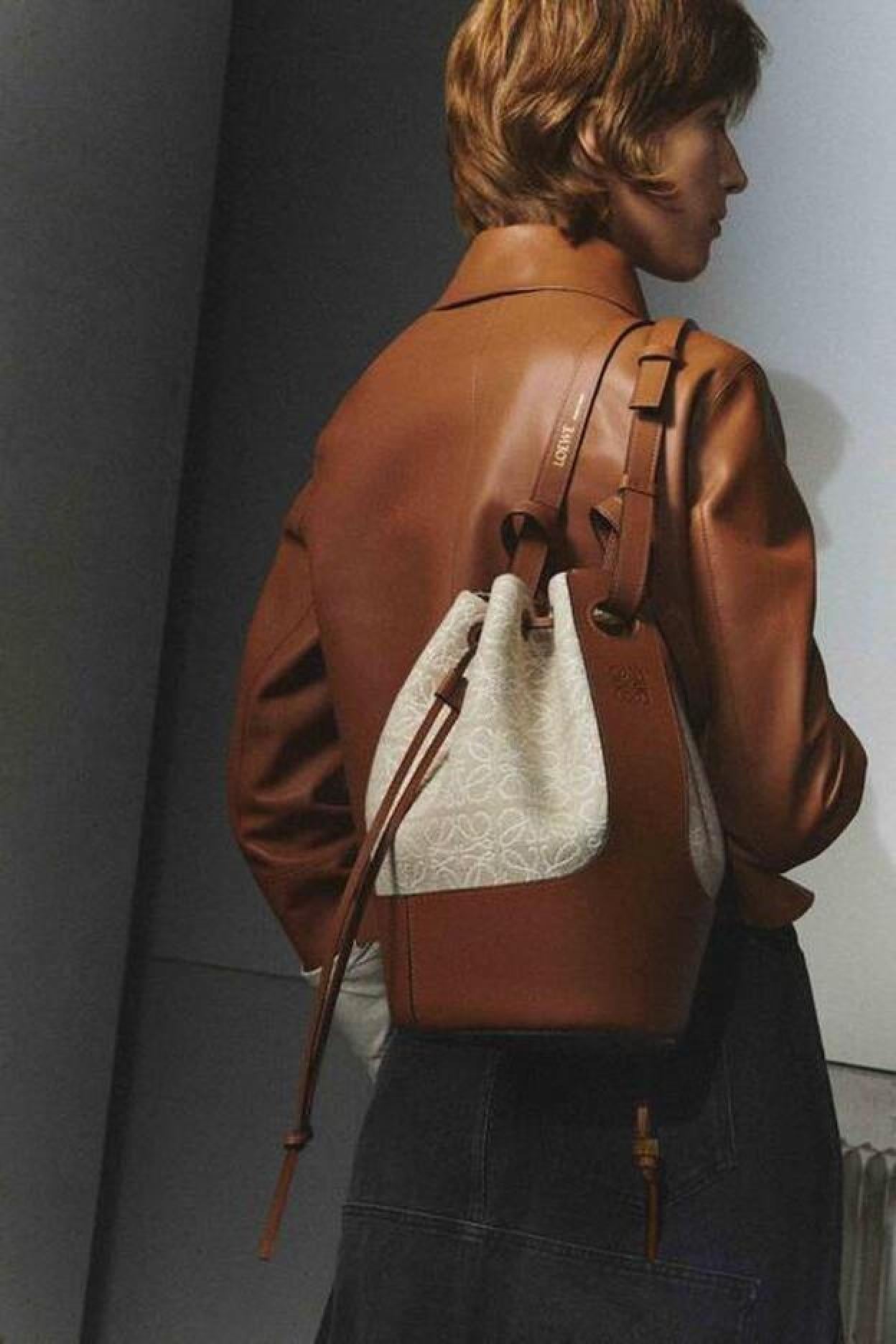 Pìncha en la foto para ver los siete bolsos que se salen de los materiales tendencia pero vas a querer combinar con todos tus looks primaverales