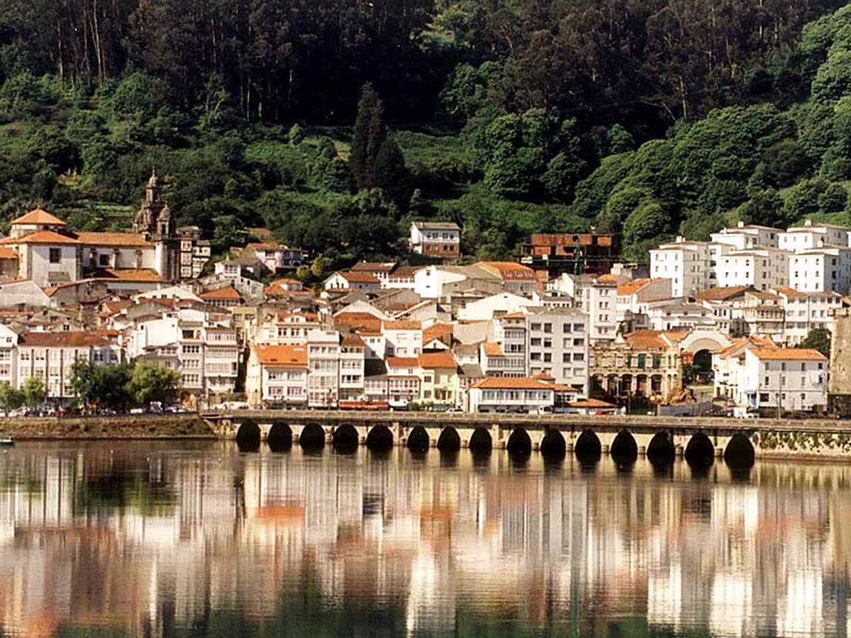 A medio camino entre Ferrol y A Coruña, la villa de Pontedeume, con más de 750 años de historia, es la perfecta conjunción de bosque de río (las Fragas do Eume es un lugar mágico), mar (con la familiar playa de Cabanas) y montaña. Entre los imprescindibles, su emblemático puente de piedra, el Castillo, el Torreón y el antiguo Pazo de los Andrade, la muralla de la Villa, el arco de Maldonado, la iglesia De Santiago, la capilla de San Miguel de Breamo, y los Monasterios de San Juan de Caaveiro y Santa María de Monfero.