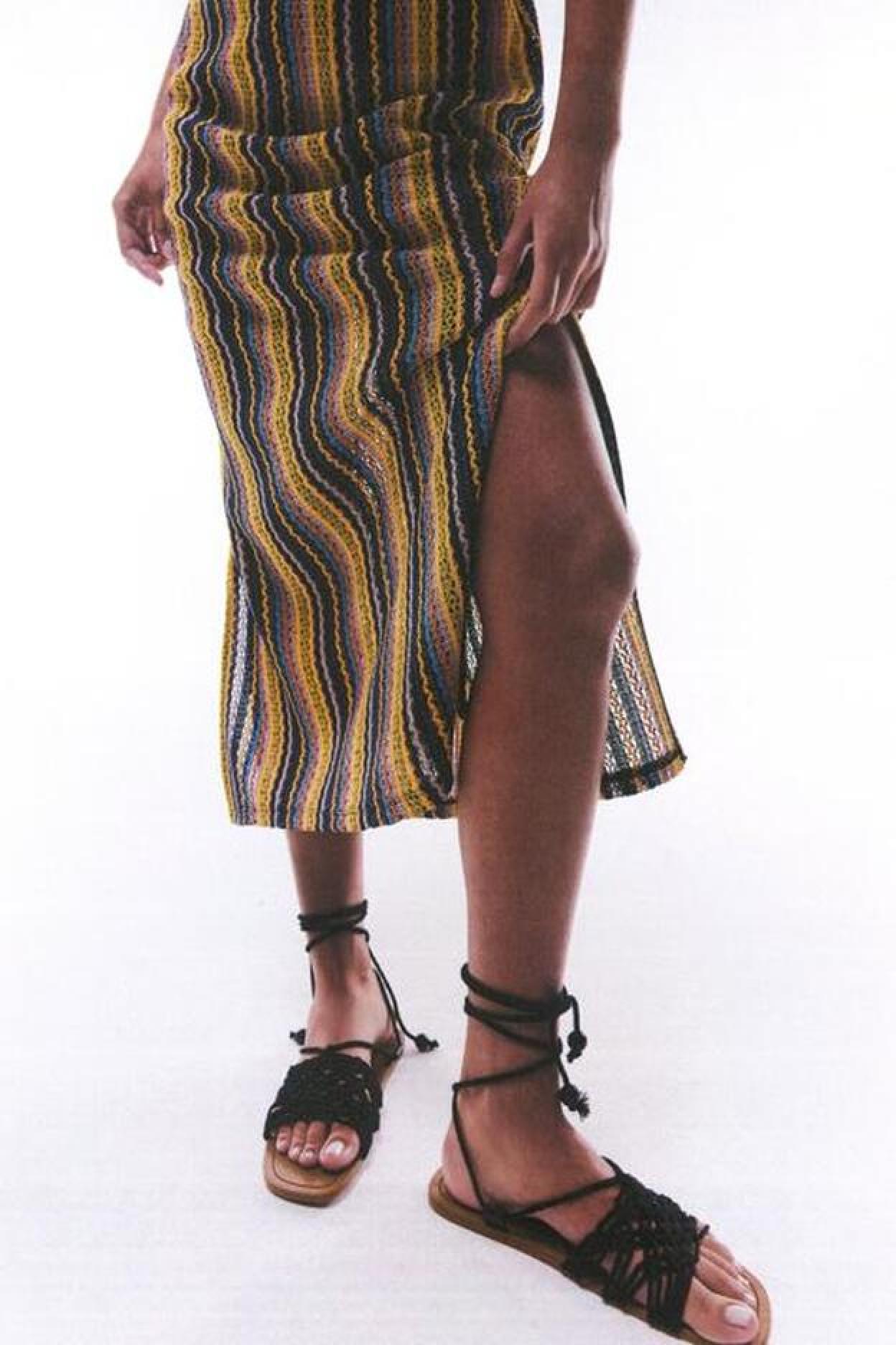 Haz click en la imagen para descubrir otras prendas de crochet actualizadas que homenajean a la ropa de ganchillo que nos hacían nuestras abuelas.