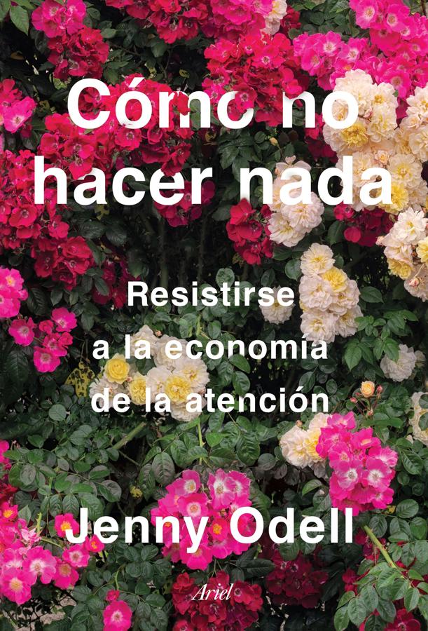 Jenny Odell firma este ensayo que lleva por subtítulo "Resistirse a la economía de la atención". Si durante la pandemia y el confinamiento sentiste esa necesidad angustiosa de hacer cosas y resultar productivo puede que leer un texto como este te ayude a ver los mecanismos que se esconden tras tu desazón. Sin llegar a un rechazo ludita a la tecnología, Odill desmonta el discurso de la eficiencia y el tecnodeterminismo.