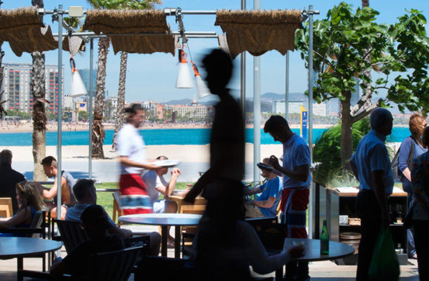 Pez Vela, en los bajos del Hotel W de Barcelona (Paseo del Mare Nostrum, 19-21): EL CHIRINGUITO con mayúsculas de la Barceloneta, el lugar perfecto para disfrutar de buenas vistas y unos arroces que quitan el sentido.