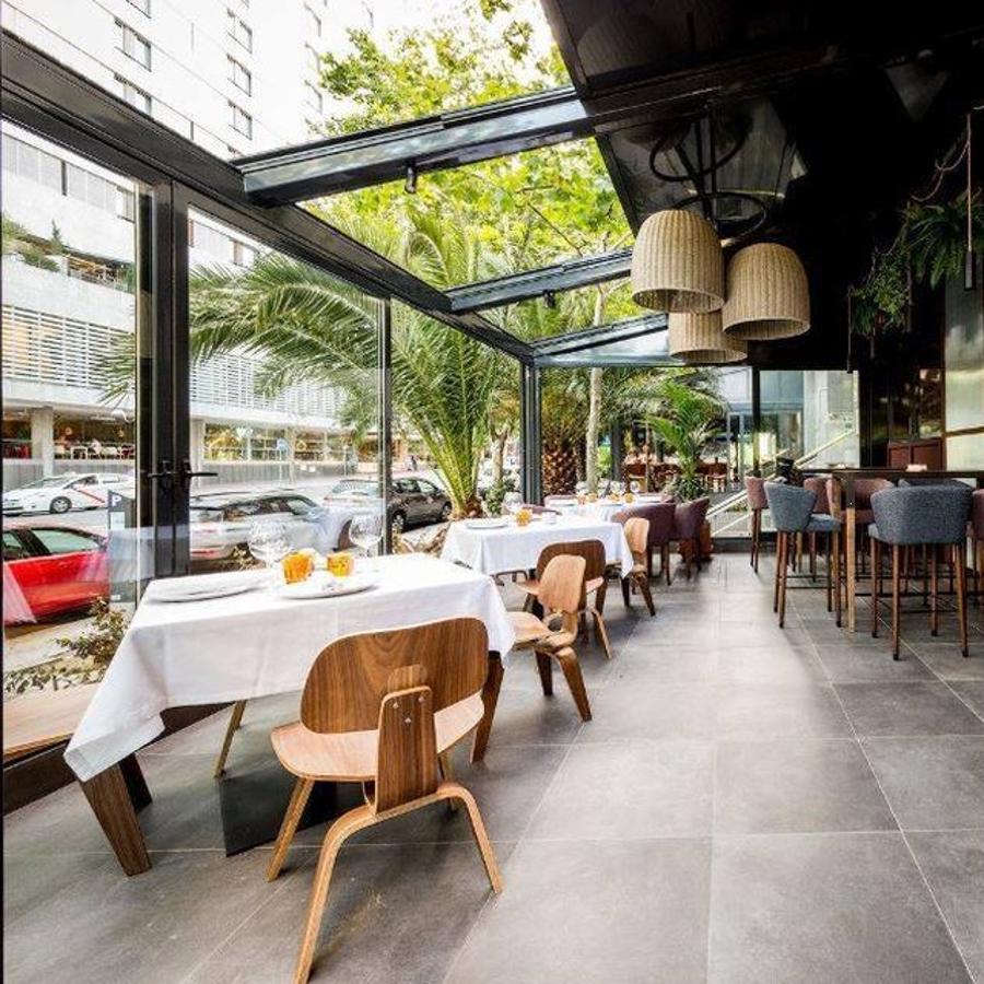 Rocacho, en la Calle Padre Damián, 38, de Madrid. Dicen que la mejor carne del mundo se sirve en El Capricho, un restaurante 'perdido' en los Montes de León y desde donde llega directamente a Rocacho y se cocina en una parrilla de carbón de encima. Además, gastronomía sin artificios y cocina tradicional de culto al producto. ¿Qué más se necesita?