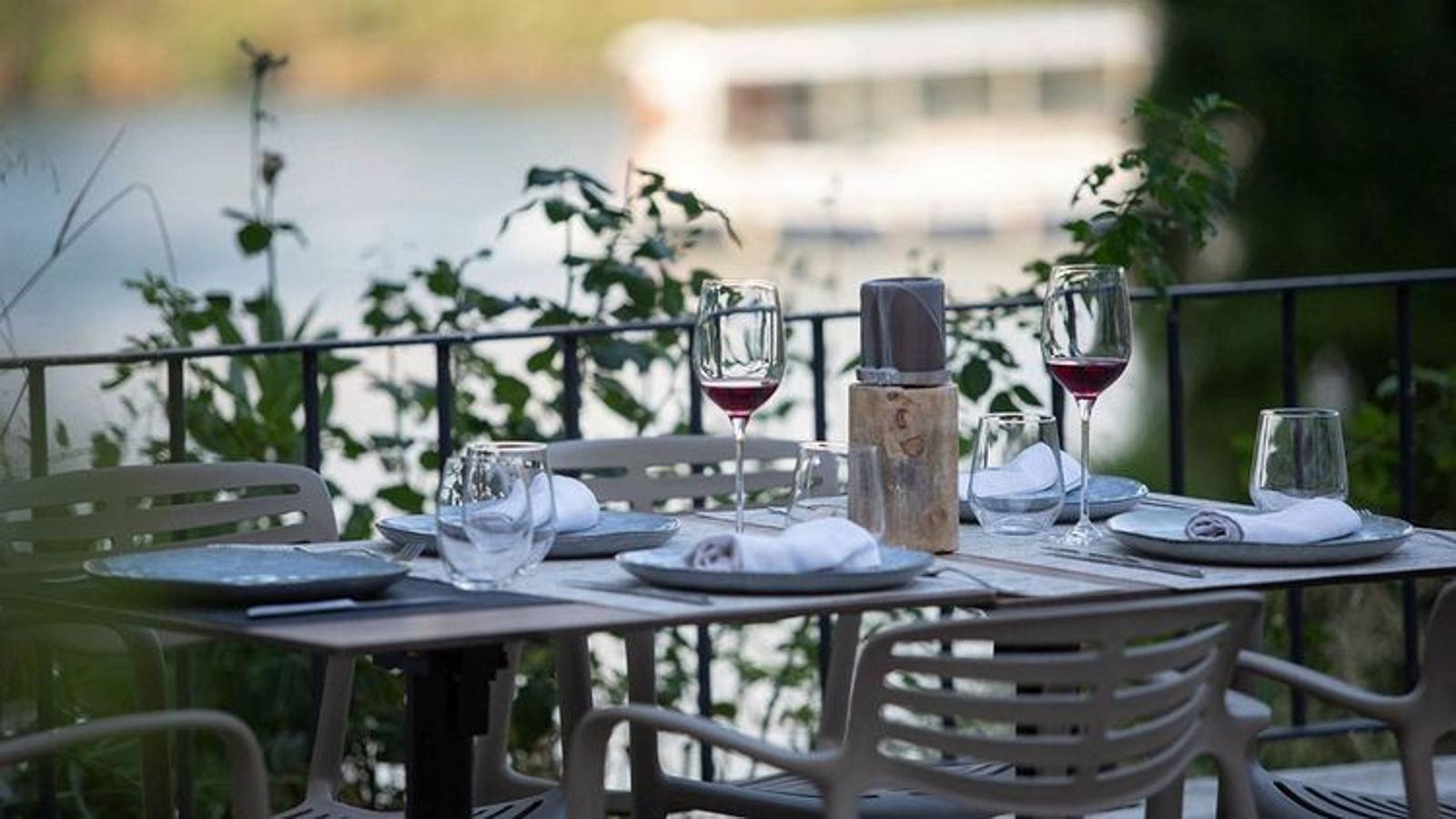 De la O, en el Paseo de Nuestra Señora de la O, en Sevilla. En el corazón de Triana y a orillas del Guadalquivir podremos disfrutar de la cocina tradicional andaluza elaborada con productos de mercado, de temporada y de proximidad "que siguen los ritmos estacionales para cocinarlos respetando sus cualidades y su sabor originario".