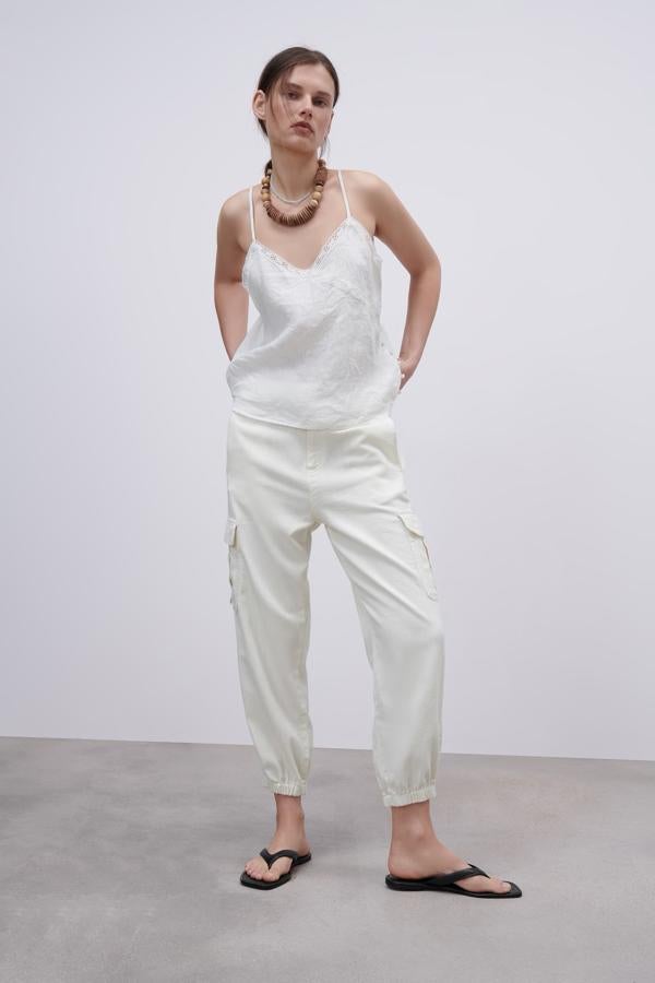Top de tirantes de lino, de Zara (22,95 €).