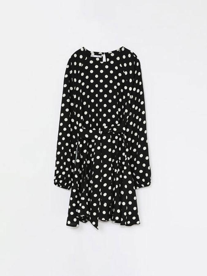 Sin duda, el estampado más icónico de la Feria son los lunares y por eso este vestido de manga larga de Lefties no podía faltar en la lista. Además, es el más barato de todos, con un precio de 15,99 €.