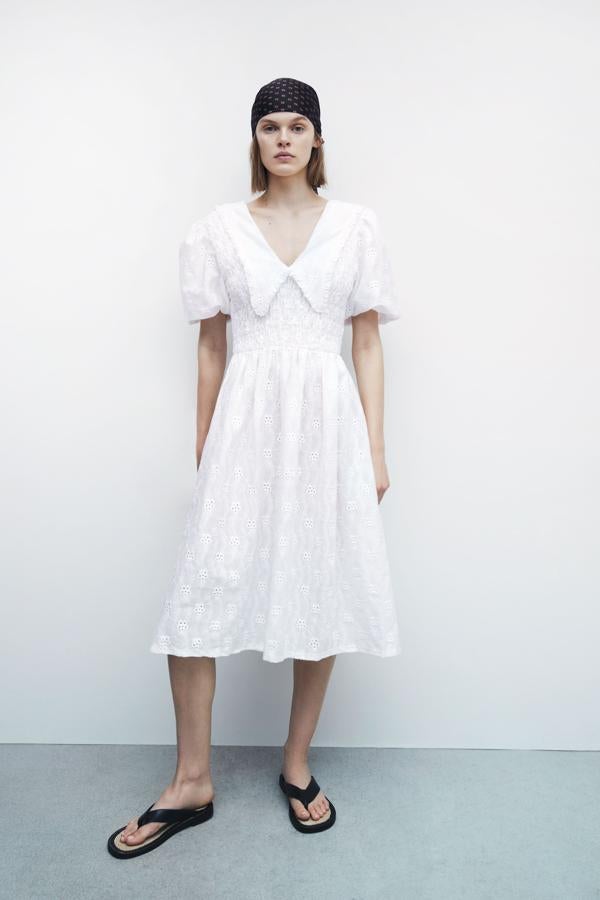 Vestido midi con maxi cuello de Zara (29,99 euros)